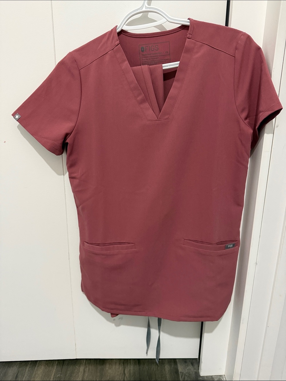 Figs Women's V-Neck Scrub Top in Dusty Rose